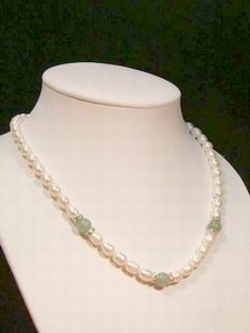 Collier perle d`eau douce avec 3 perles de jade